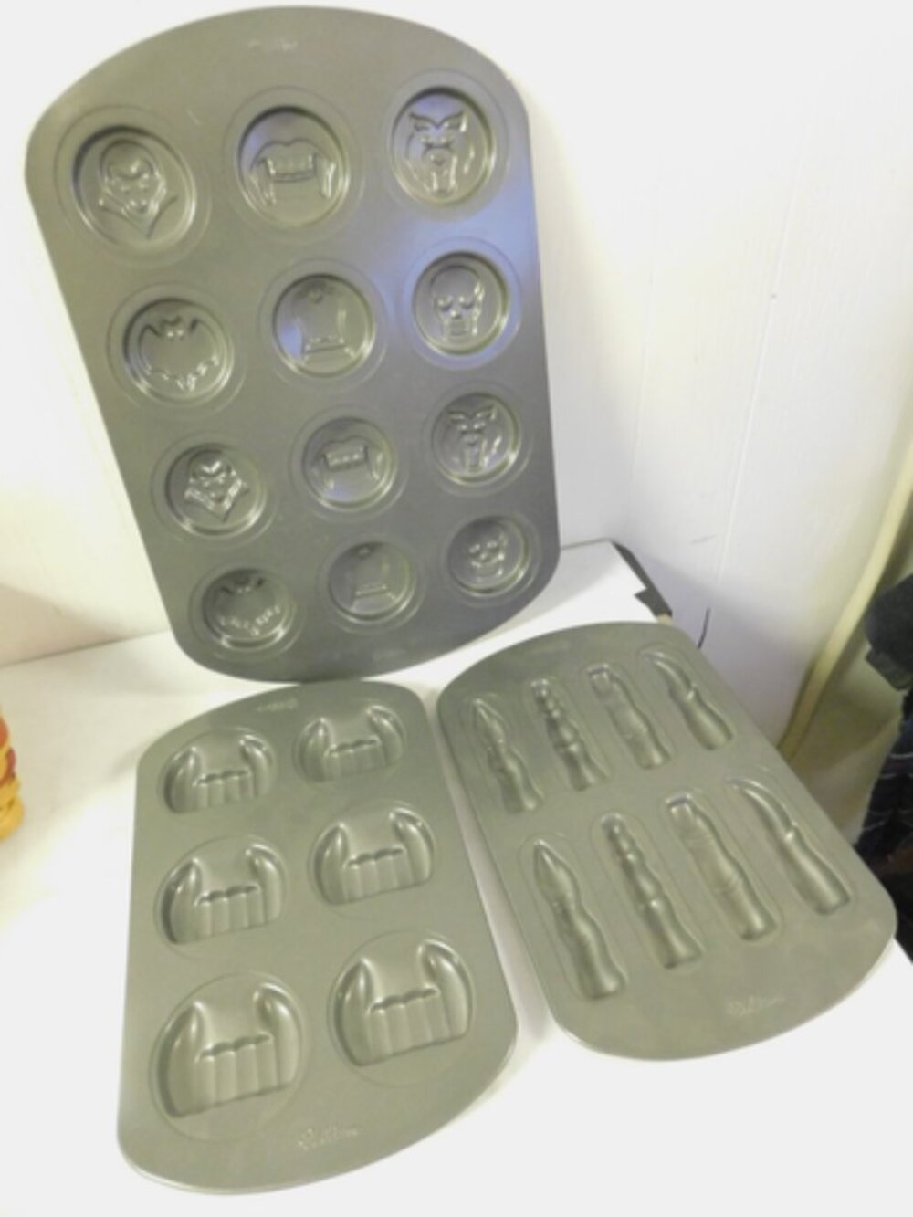 Wilton Bakeware HALLOWEEN Baking Pans Spooky Fingers Vampire Teeth Skulls Wolf